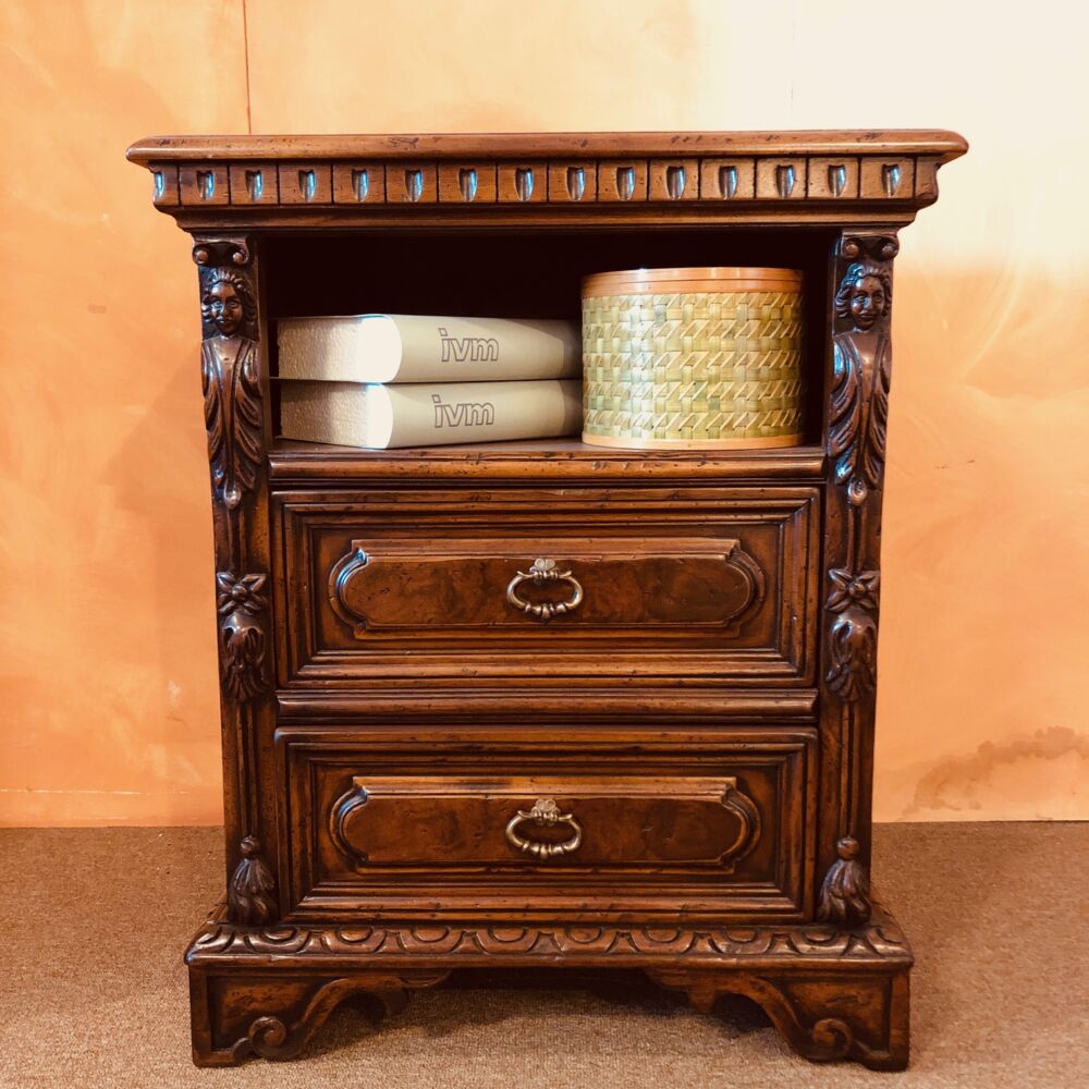 Gruppo letto Mod. Intagliato rinascimento noce – GIEMME-MOLON