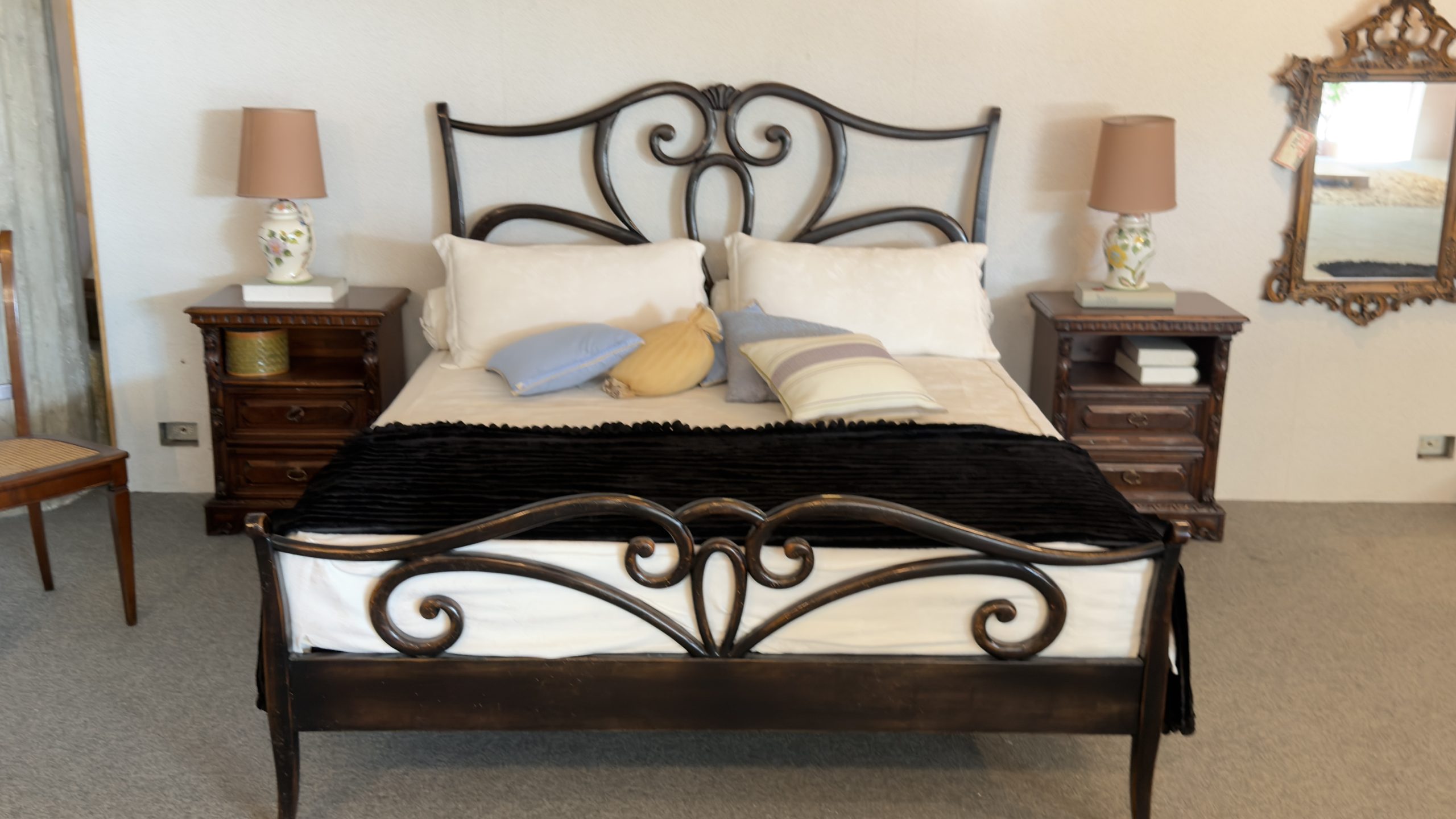 Letto Matrimoniale Sheraton in Legno Massello Finitura Moka con Rete Inclusa