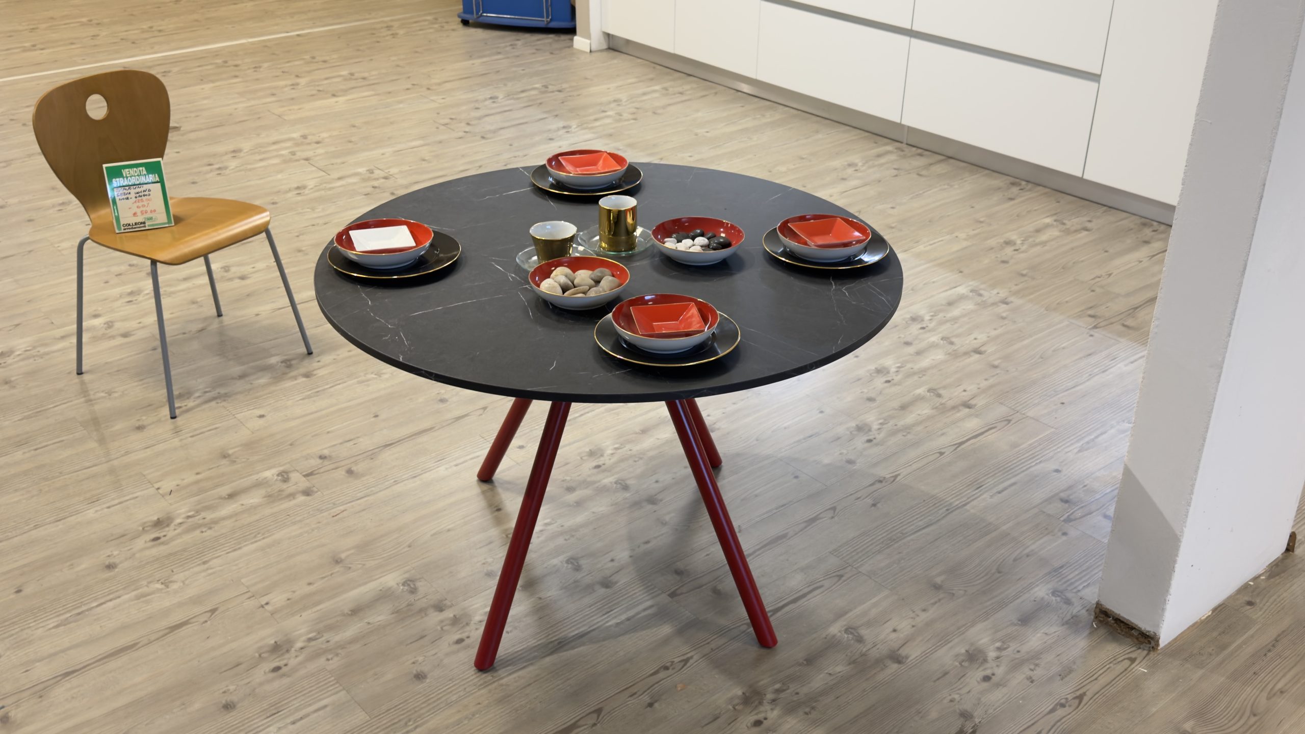 Tavolo Target Ø 120 con Base Rossa e Piano Effetto Marmo